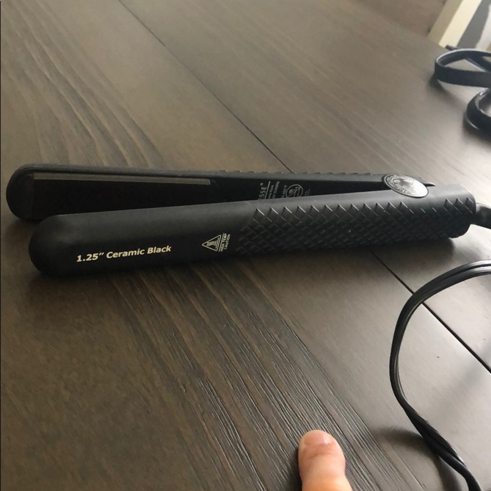Lioness’s beauty bar ceramic straightener